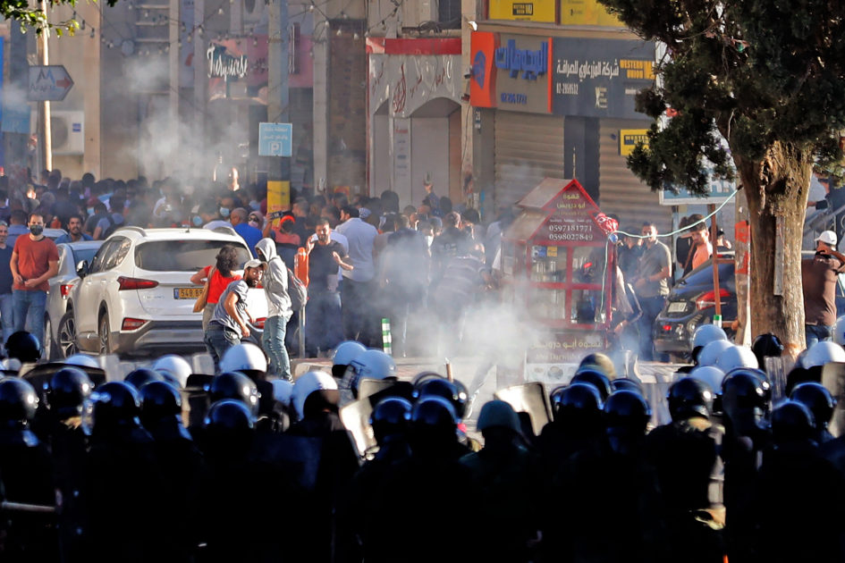 PALESTINIAN-POLITICS-DEMO ފަލަސްތީނުގައި އިއްޔެ ކުރި މުޒާހަރާގެ ތެރެއިން