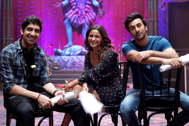 ބްރައްމާސްތްރަ ގެ ޝޫޓިންގެ ތެރެއިން ޑައިރެކްޓަރު އަޔާން އާއި އެކު އާލިއާ އާއި ރަންބީރް