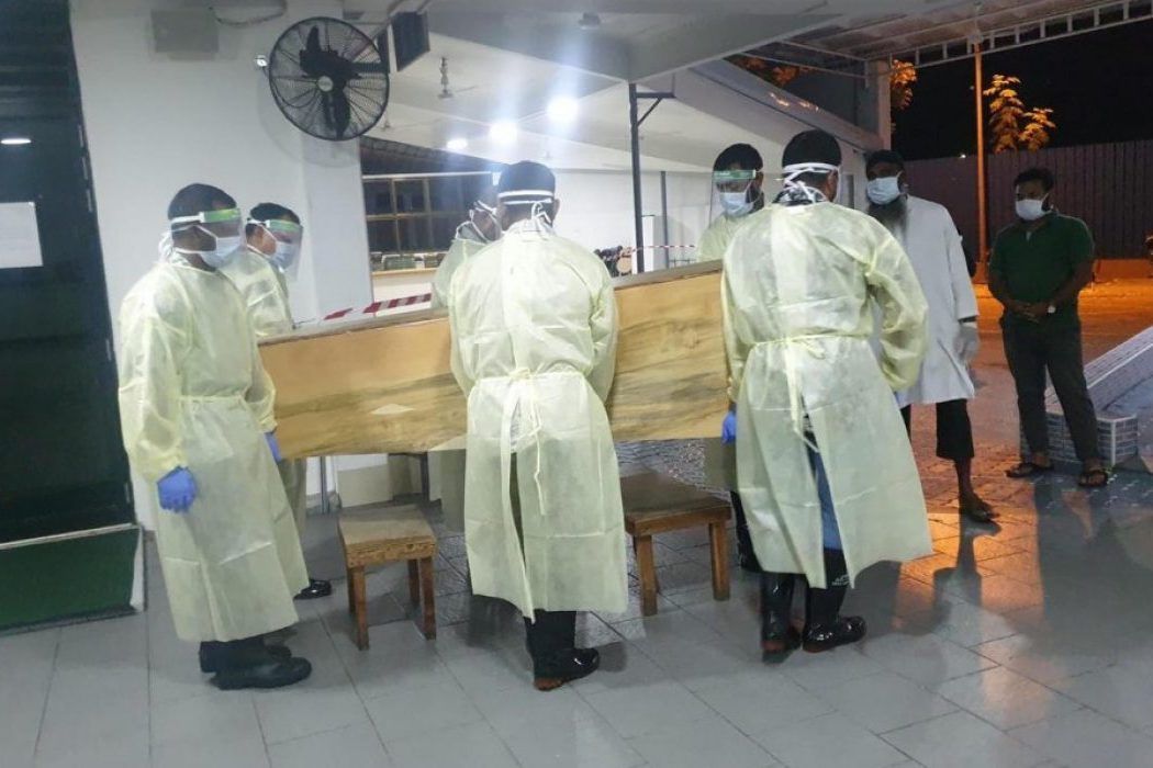 ކޮވިޑުގައި މަރުވި މީހަކު އުފުލަނީ