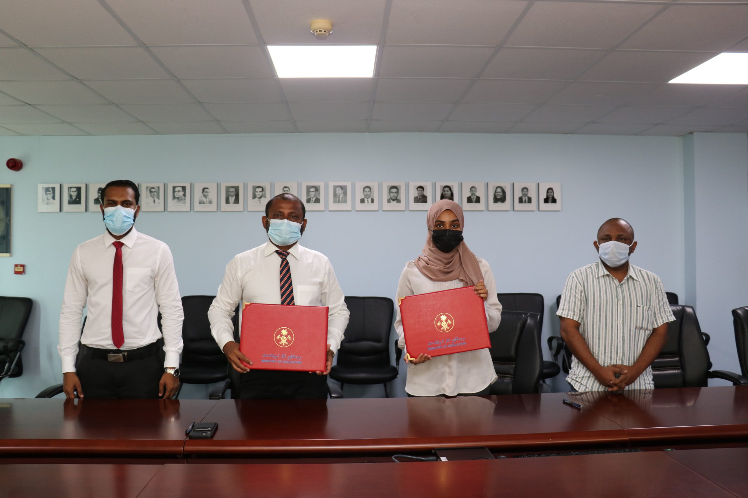 ތ ބުރުނީ ސުކޫލް