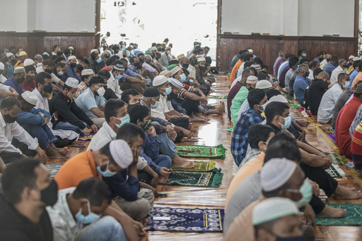 އިސްލާމީ މަރުކަޒުގައި ޖަމާއަތުގައި ނަމާދު ކުރަނީ