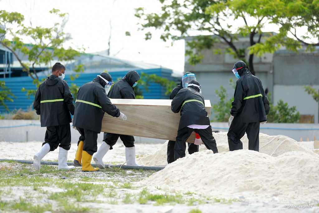 ކޮވިޑުގައި މަރުވި މީހަކު ވަޅުލަނީ | ފޮޓޯ: ޕީއެސްއެމް