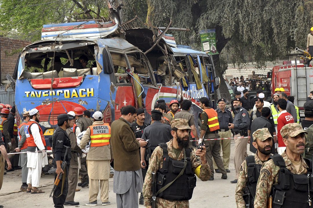 Pakistan ޕާކިސްތާނުގައި ބަހަކަށް އަމާޒުކޮށް ބޮމުގެ ހަމަލާއެއް ވަނީ ދީފައި