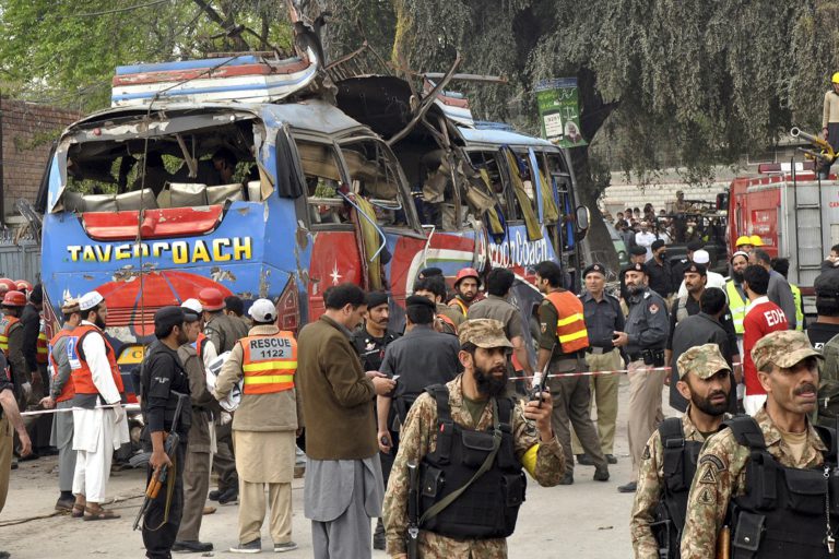 ޕާކިސްތާނުގައި ބަހަކަށް އަމާޒުކޮށް ބޮމުގެ ހަމަލާއެއް ވަނީ ދީފައި