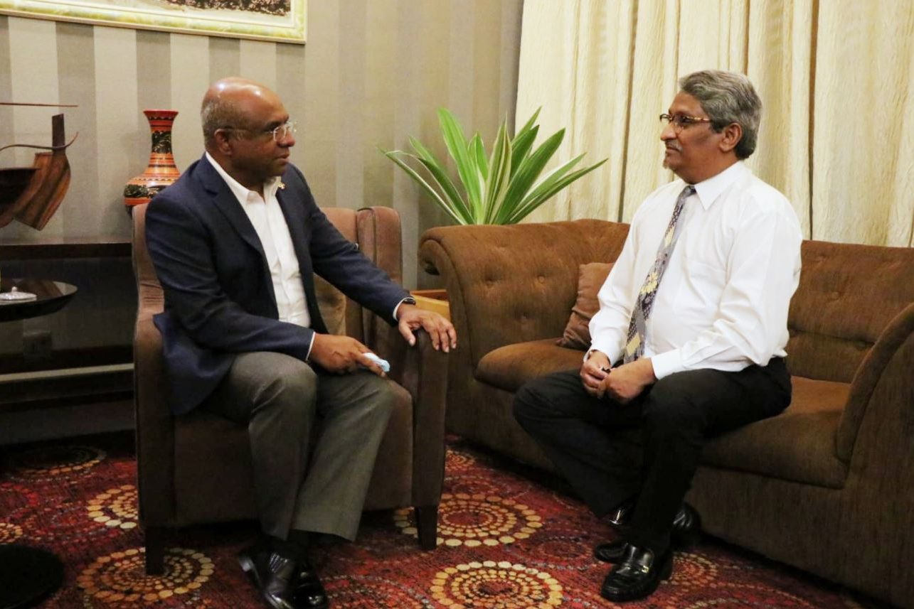 056 shahid ޝާހިދު ބަލްގޭރިއާއަށް ވަޑައިގެންނެވުމުގެ ކުރިން އެއާޕޯޓުގައި ނަންގަވާފައިވާ ފޮޓޯއެއް