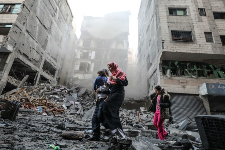 އިޒްރާއީލުން ގާޒާއަށް ދިން ހަމަލާއެއްގައި ގެތައް ބިމާ ހަމަވެފައި