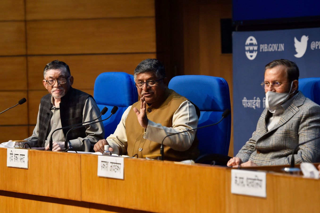 އިންޑިއާ ސަރުކާރުގެ މިނިސްޓަރު ރަވީ ޝަންކަރު ޕްރަސާދު، ޖާވަދްކަރު އަދި ސަންތޯޝް ގަންގުވަރު