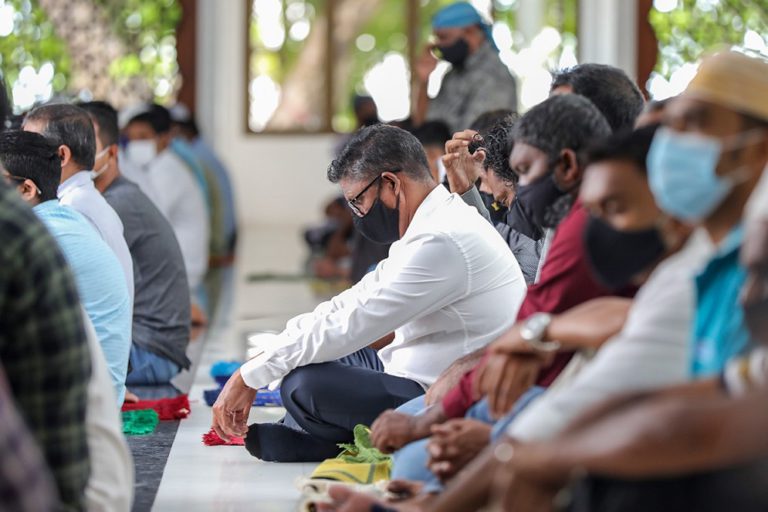 087 eid namaadhu މިސްކިތުގައި އީދު ނަމާދު ކުރަނީ