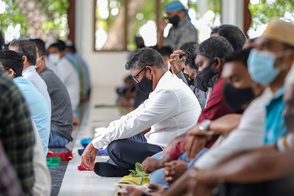 މިސްކިތުގައި އީދު ނަމާދު ކުރަނީ