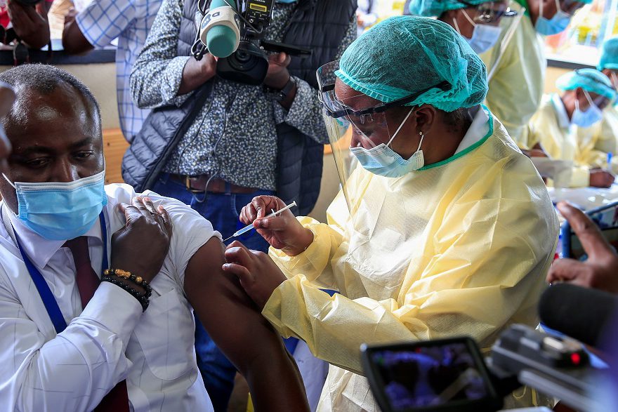FILE PHOTO: A health worker vaccinates a man against the coronavirus disease (COVID-19), in Harare ޒިމްބާބުވޭގައި ވެކްސިން ޖަހާ މީހުންގެ އަދަދު އަންނަނީ އިތުރުވަމުން