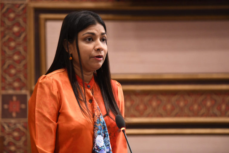 މީދޫ ދާއިރާގެ މެމްބަރު ރޮޒައިނާ އާދަމް