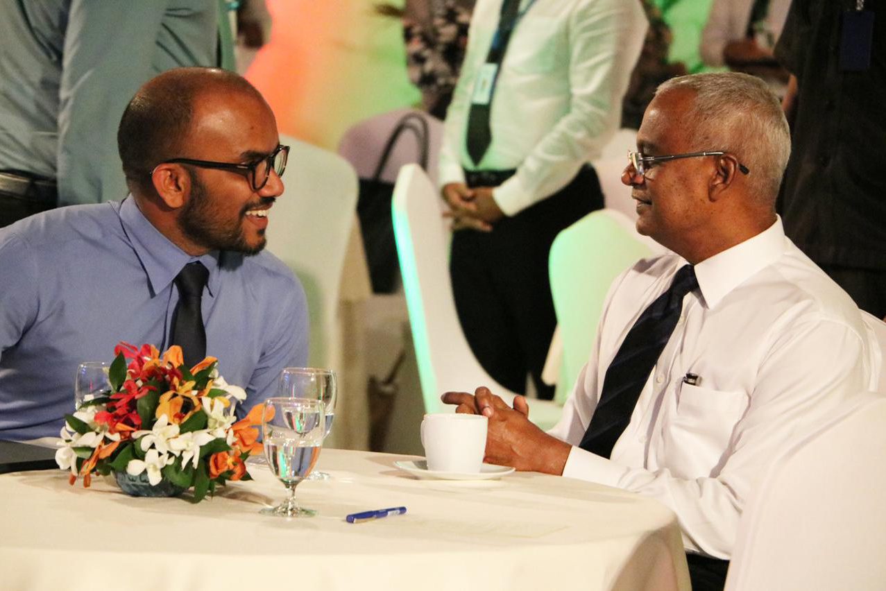 ރައީސް ސޯލިހުގެ އަރިހުގައި ފިނޭންސް މިނިސްޓަރު އަމީރު