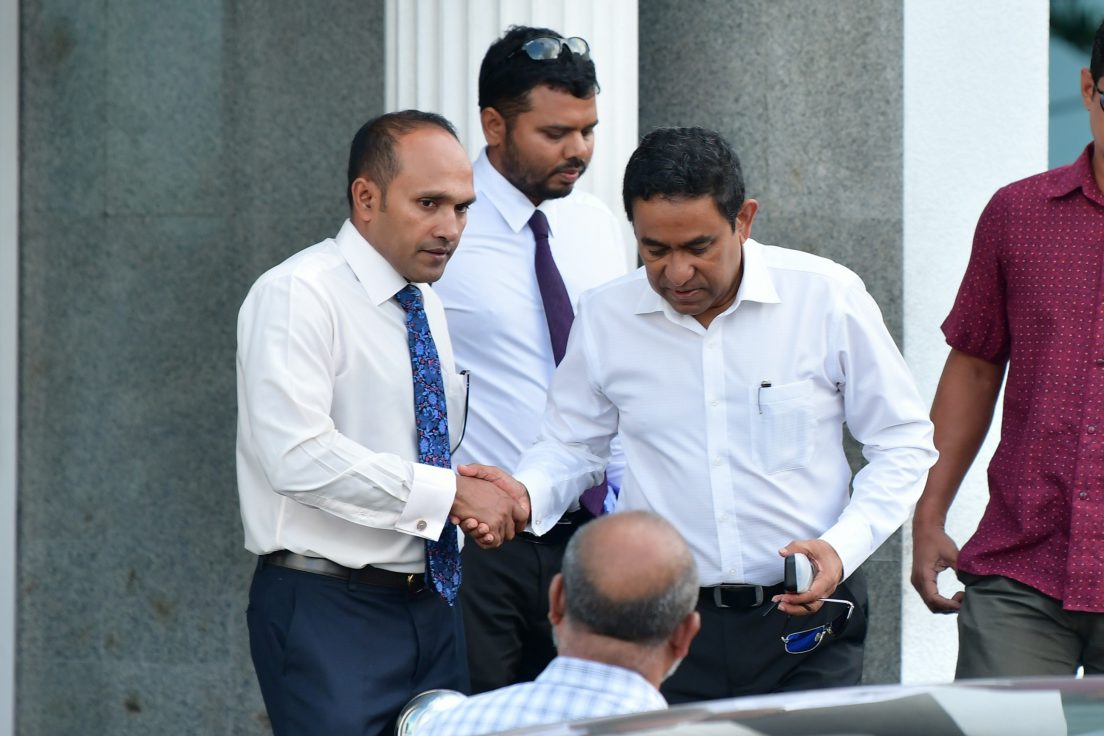 ކުރީގެ ރައީސް އަބްދުﷲ ޔާމީން އެމަނިކުފާނުގެ ވަކީލު ޑރ. މުަހައްމަދު ޖަމީލާއިއެކު | ފޮޓޯ: މިހާރު