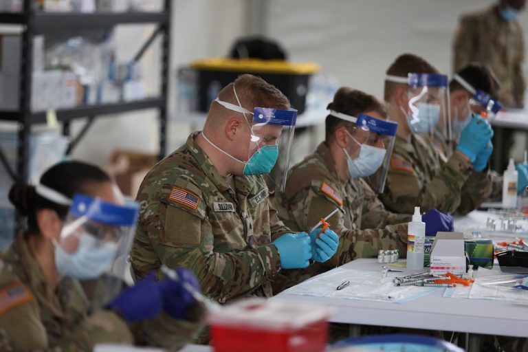 Floridians Get COVID-19 Vaccine At FEMA Vaccination Site In Miami Area އެމެރިކާ ސިފައިންނަށް ވެކްސިން ފުރިހަމަކުރަން މަޖުބޫރު ކުރަނީ
