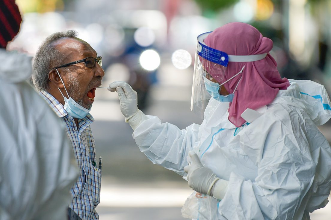 މާލޭގައި މީހަކު ކޮވިޑަށް ޓެސްޓު ކުރަނީ | ފޮޓޯ: މިހާރު