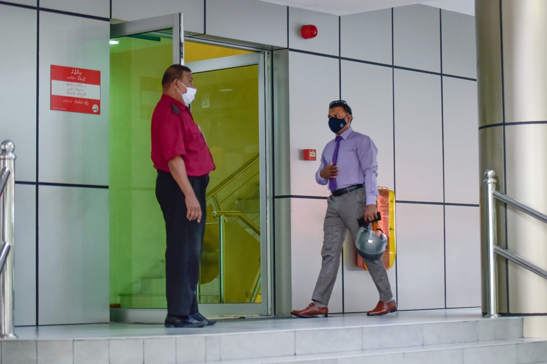 ވެލާނާގެ އަށް މުވައްޒަފުން ވަންނަނީ