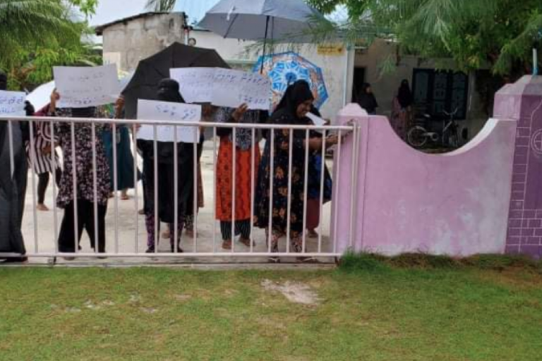 031 hiri ތ. ހިރިލަންދޫ ސްކޫލުގެ ބެލެނިވެރިން ނިކުމެ އެރަށު ސްކޫލުގައި ތަޅު އަޅުވަނީ
