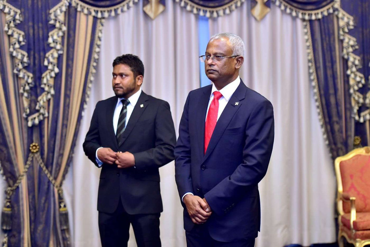 ރައީސް އޮފީހުގެ ޗީފް އޮފް ސްޓާފް އަލީ ޒާހިރު ރައީސް ސޯލިހުގެ އަރިހުގައި