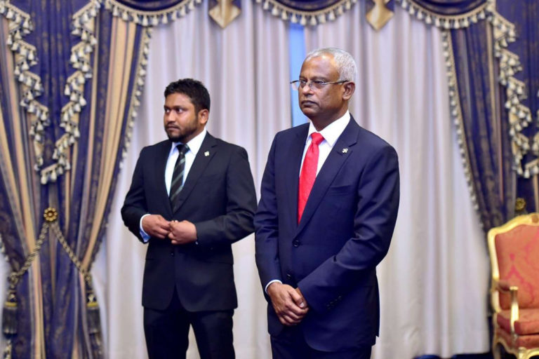 042 ali zahir ރައީސް އޮފީހުގެ ޗީފް އޮފް ސްޓާފް އަލީ ޒާހިރު ރައީސް ސޯލިހުގެ އަރިހުގައި