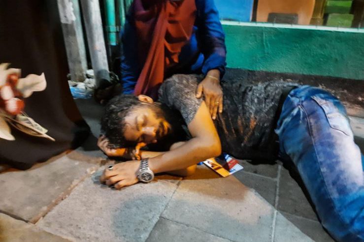 043 muzaaharaa ރޭ ބޭއްވި އިދިކޮޅު މުޒާހަރާގައި ނޫސްވެރިއަކަށް އަނިޔާކޮށްފައި