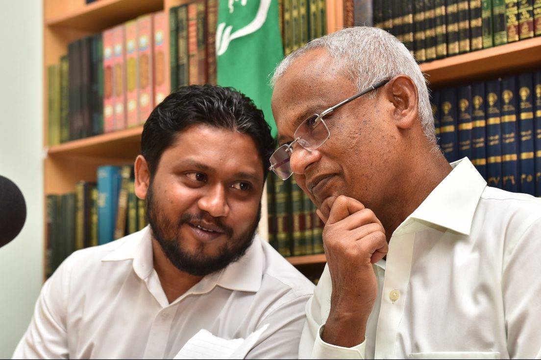 ރައީސް އޮފީހުގެ ޗީފް އޮފް ސްޓާފް އަލީ ޒާހިރު ރައީސް ސޯލިހުގެ އަރިހުގައި