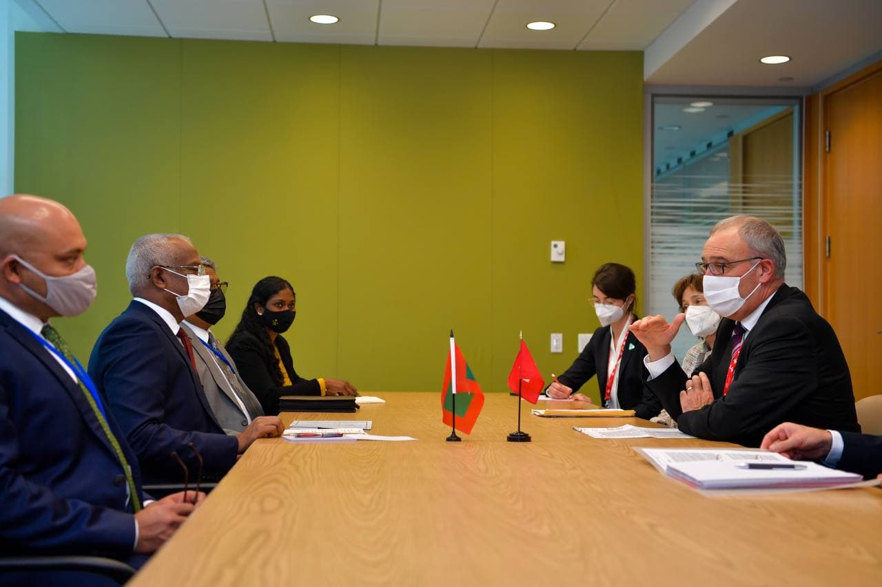 054 raees ރައީސް ސޯލިހު ސްވިޒަލޭންޑުގެ ރައީސާއި ބައްދަލުކުރައްވަނީ