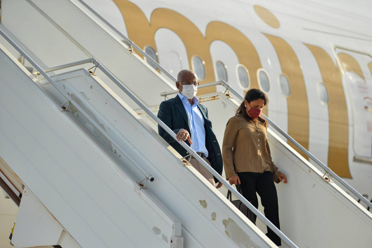 ރައީސް ސޯލިހާއި އަނބިކަނބަލުން ރާއްޖެ ވަޑައިގަންނަވަނީ