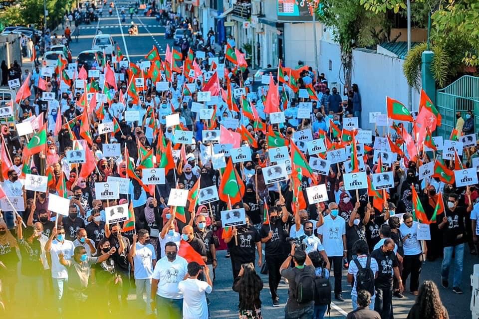 އިދިކޮޅު ފަރާތްތަކުން މިއަދު ކުރިއަށް ގެންދިޔަ ހިނގާލުމުގެ ތެރެއިން(ފޮޓޯ ޕީޕީއެމް)