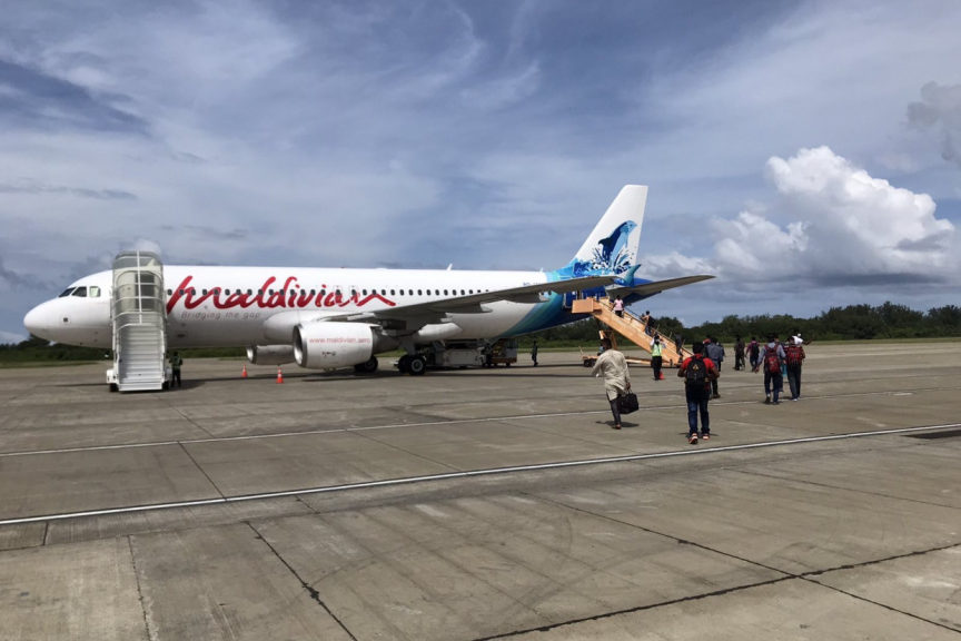 ފުރުމަށްޓަކައި ބަޔަކު އެއަރޕޯޓްގައި (ފޮޓޯ: ސަން.އެމްވީ)