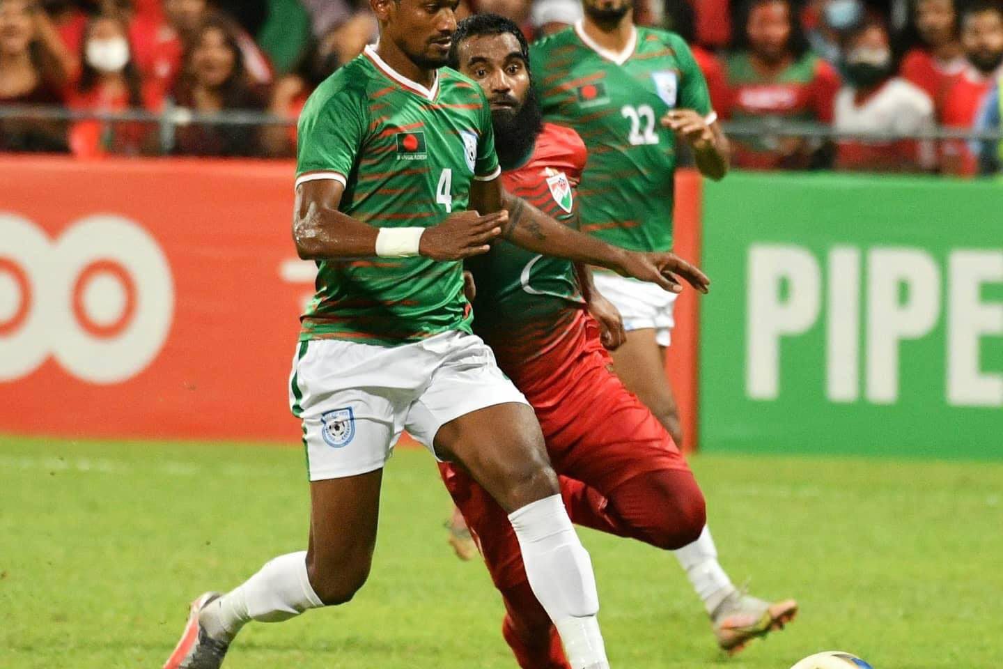 ސާފްޗެމްޕިއަންޝިޕް ފުޓްބޯޅަ މުބާރާތުގައި ރާއްޖެ އާއި ބަންގަލދެޝް ބައްދަލު ކުރި މެޗްގެ ތެރެއިން(ފައިލް ފޮޓޯ)