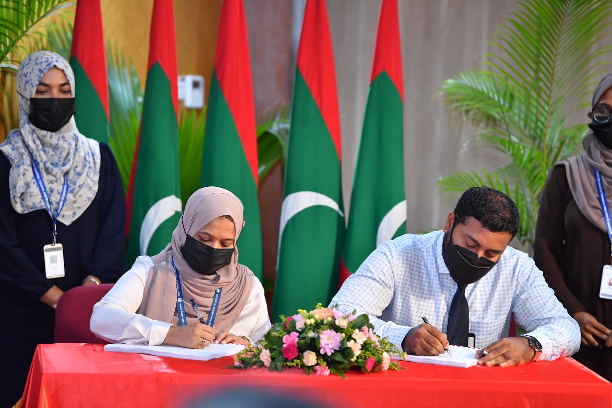 112 fenaa narudhamaa 23 ރަށެއްގައި ފެނާއި ނަރުދަމާ ގާއިމްކުރުމުގެ އެއްބަސްވުމުގައި ސޮއިކުރުމުގެ ރަސްމިއްޔާތުގެ ތެރެއިން