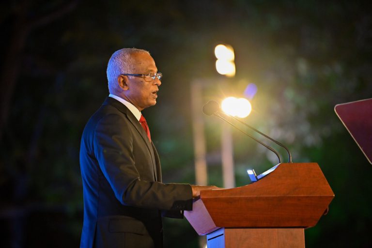 95 raees solih ރައީސް އިބްރާހިމް މުހައްމަދު ޞާލިހު އެއްބައިވަންތަކަމުގެ ދުވަހުގެ ޖަލްސާގައި ވާހަކަފުޅު ދައްކަވަނީ